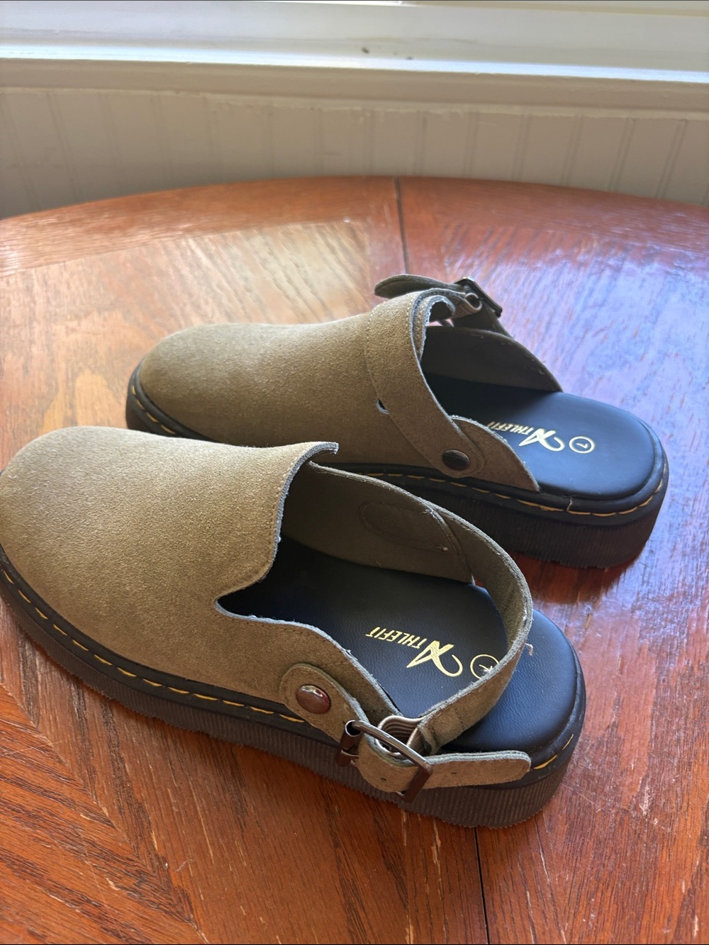 Suede Olive Back-Strap Clogs — Women’s Casual Slip-Ons